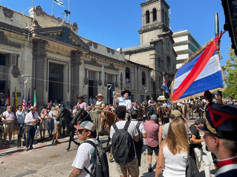 Tradicional desfile de equinos y jinetes, en la Fiesta de la Patria Gaucha