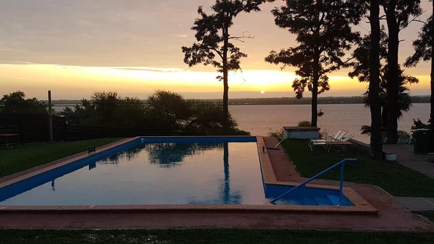 Piscina exterior al atardecer, Hotel José D' Elía 