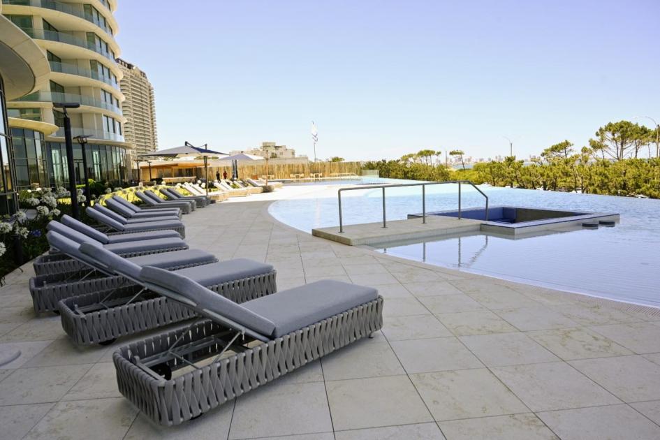 Piscina del complejo Fendi Château Residences, en Punta del Este Piscina del complejo Fendi Château Residences, en Punta del Este
