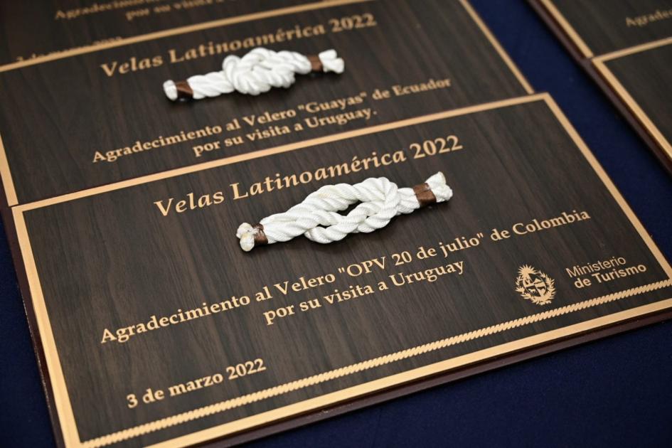 Plaqueta de distinción del Ministerio de Turismo, a las embarcaciones de Velas Latinoamérica Plaqueta de distinción del Ministerio de Turismo, a las embarcaciones de Velas Latinoamérica