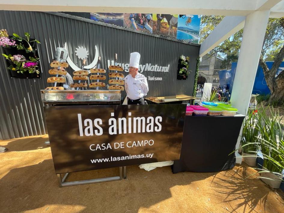 Emprendedores de diferentes puntos del Uruguay presentes en el stand del MINTUR en la Expo Prado