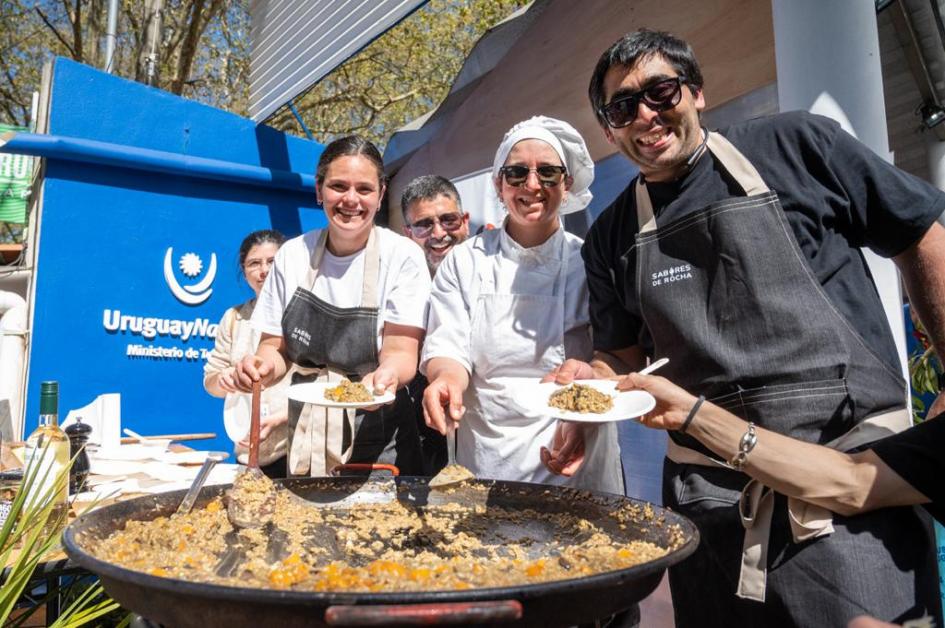 Emprendedores de diferentes puntos del Uruguay presentes en el stand del MINTUR en la Expo Prado