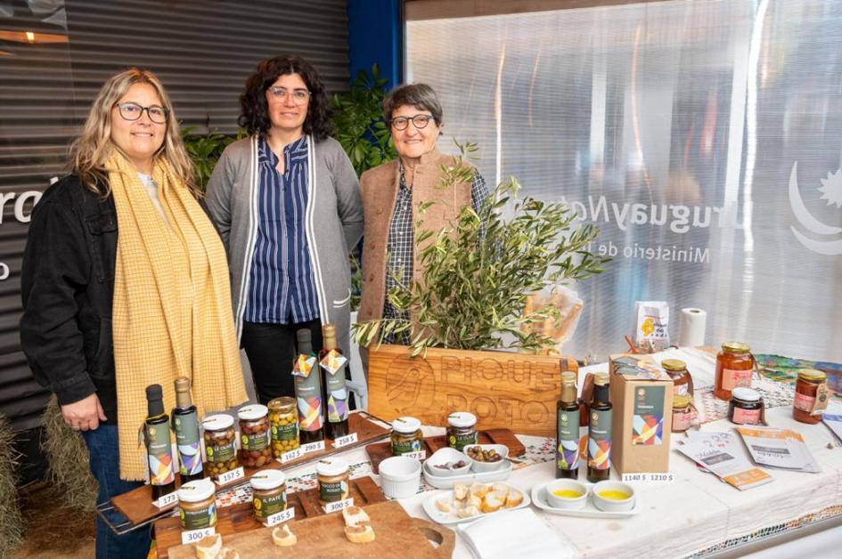 Emprendedores de diferentes puntos del Uruguay presentes en el stand del MINTUR en la Expo Prado