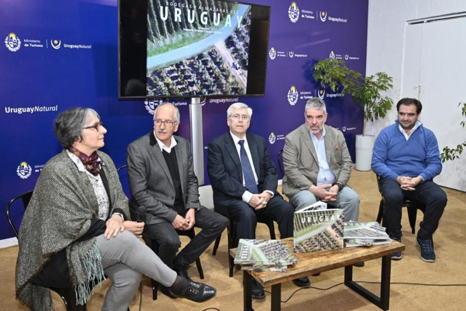Lanzamiento del libro “Bodegas y Almazaras del Uruguay” de Fernando y Martín Gutiérrez Lanzamiento del libro “Bodegas y Almazaras del Uruguay” de Fernando y Martín Gutiérrez