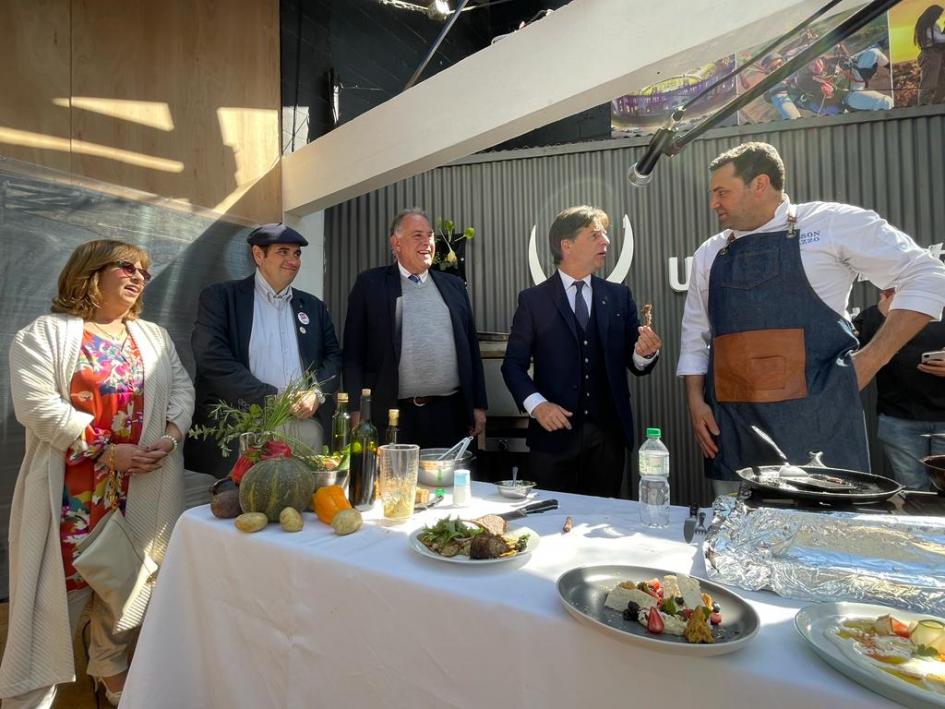Presidente Luis Lacalle Pou presente en el stand del Ministerio de Turismo en la Expo Prado 2022