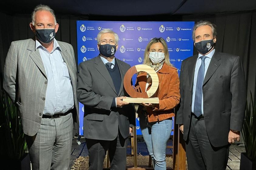 Autoridades de Ministerio de Turismo y diseñadora Mariana Dárdano, con premio a “Mejor Diseño Interior" en Expo Prado Autoridades de Mintur y diseñadora Mariana Dárdano con premio a “Mejor Diseño Interior" en Expoprado