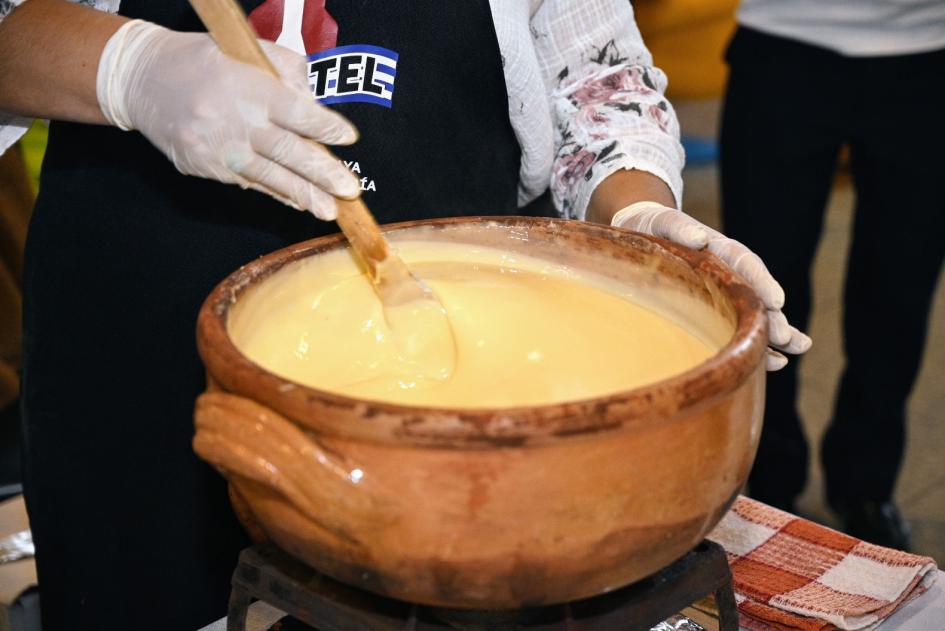 Preparación de fondue de queso, en uno de los stands de Destino Centro Sur en MAM Preparación de fondue de queso, en uno de los stands de Destino Centro Sur en MAM