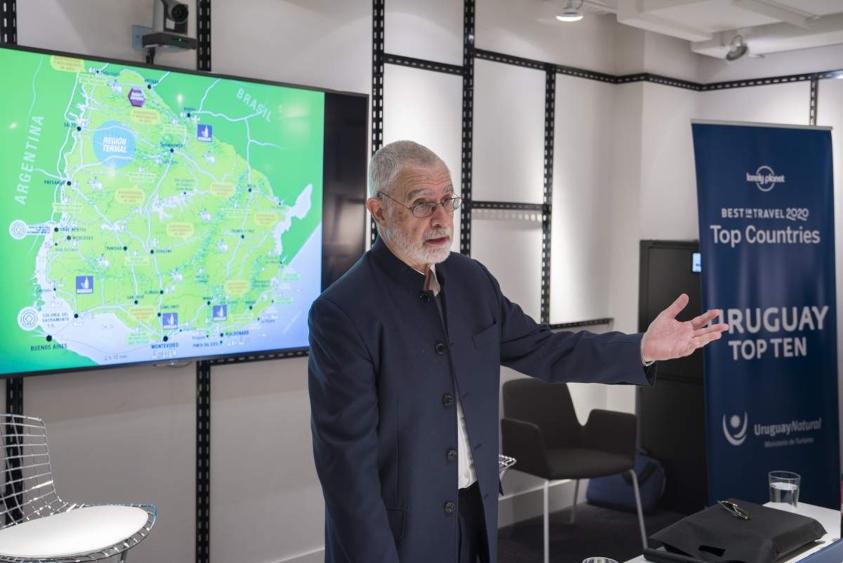 Liberoff durante la presentación en Madrid con un mapa de Uruguay detrás