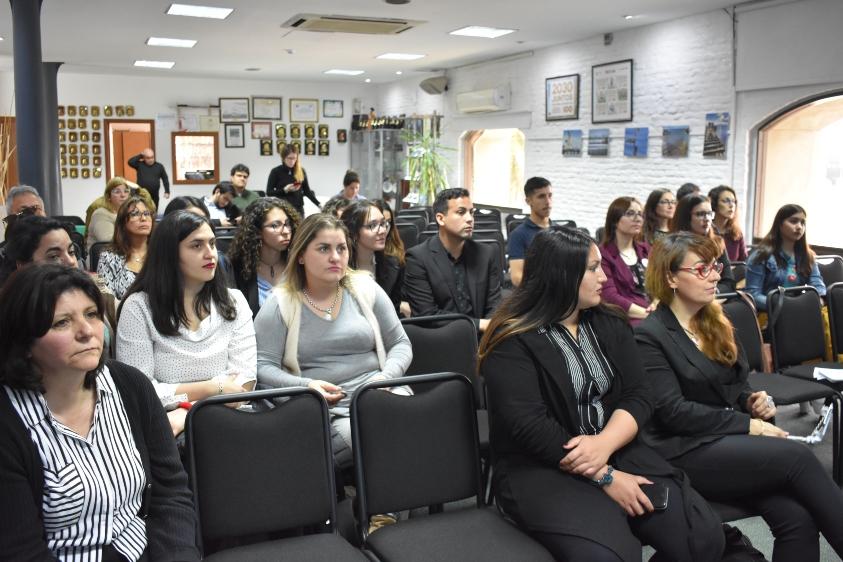 Público atento durante la presentación.