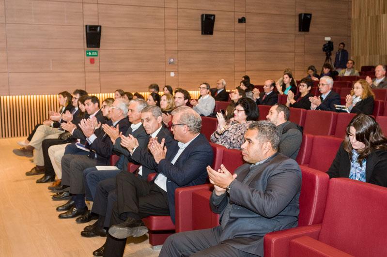 Audiencia aplaudiendo durante la presentación