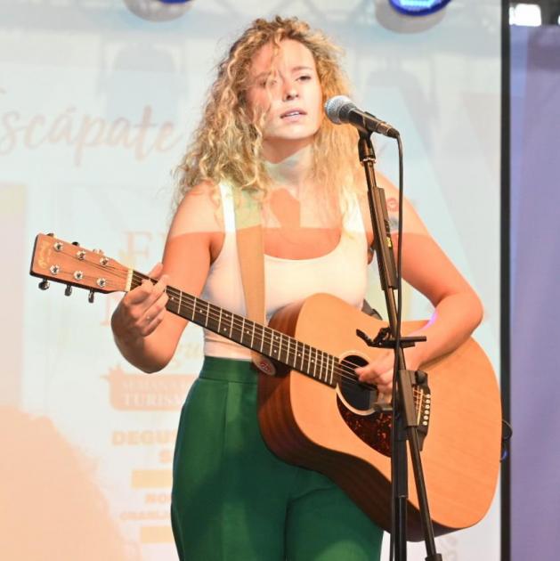 La artista rochense Florencia Núñez interpretó parte de su show en el Mercado Agrícola de Montevideo