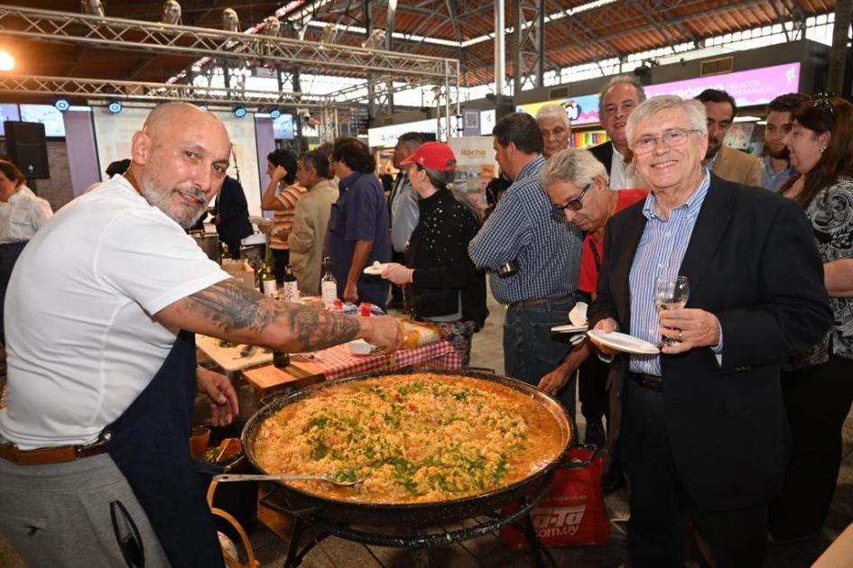 Ministro Viera junto al chef Gustavo Núñez, degustando del arroz con camarones