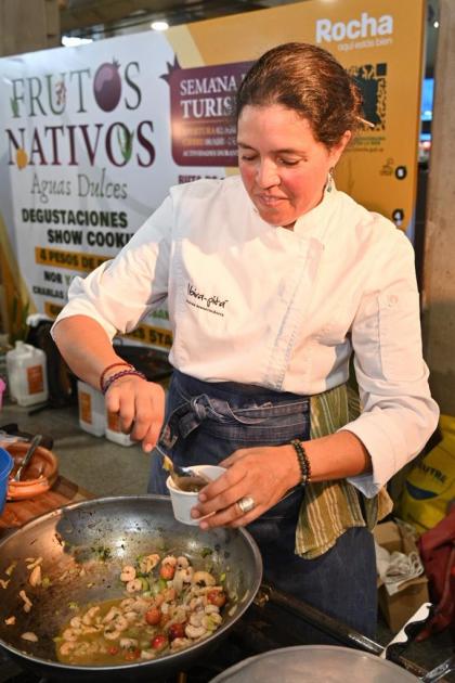 La chef Laura Rossano elaboró un plato con hongos, camarones y frutos nativos.