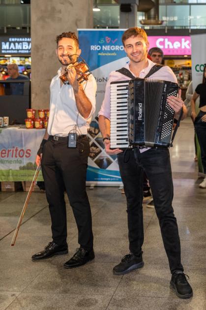 El violinista local Piero Vittori deleitó con su música e hizo bailar a parte de los presentes. El violinista local Piero Vittori deleitó con su música e hizo bailar a parte de los presentes.