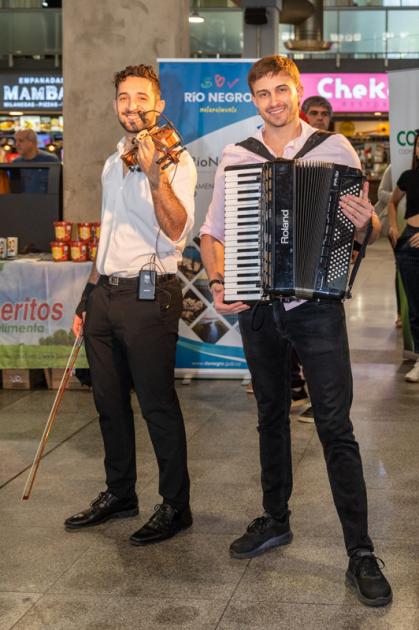 El violinista local Piero Vittori deleitó con su música e hizo bailar a parte de los presentes.