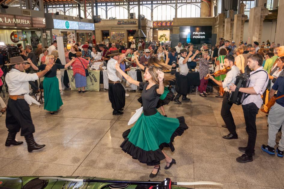 El violinista local Piero Vittori deleitó con su música e hizo bailar a parte de los presentes.