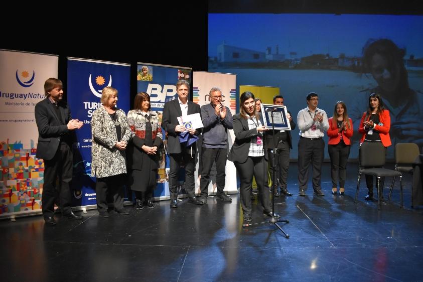 Rutas del Sol entregó al Ministerio de Turismo una placa de reconocimiento por su "trayectoria de servicio" El representante de Rutas del Sol entregó al Ministerio de Turismo una placa de reconocimiento por su "trayectoria de servicio", recibida por la funcionaria Paula Morán.