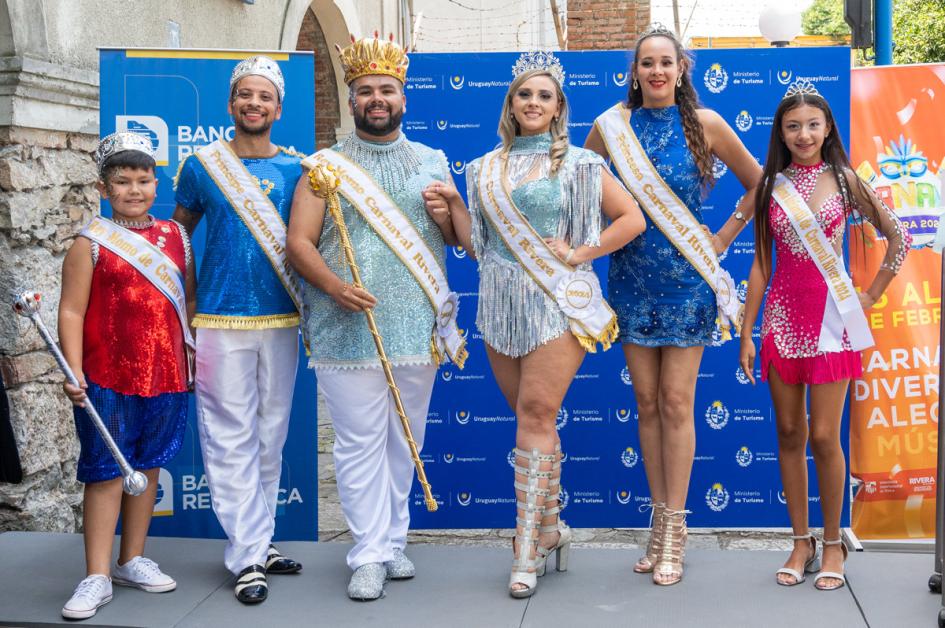 Reina Ivahana González, Rey Momo Pablo de los Santos, junto a princesa, príncipe y reyes infantiles