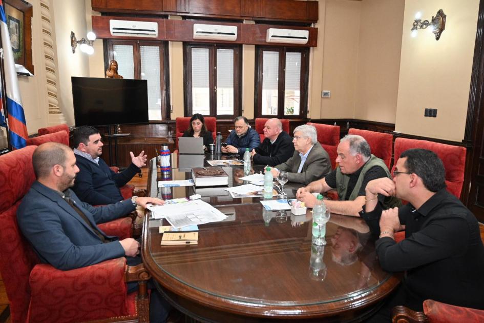 Min. Viera, dir. nal. Roque Baudean y subsecretario MIEM, W. Verri, reunidos con intendente Olivera Min. Viera, dir. nal. Roque Baudean y subsecretario MIEM, W. Verri, reunidos con intendente Olivera