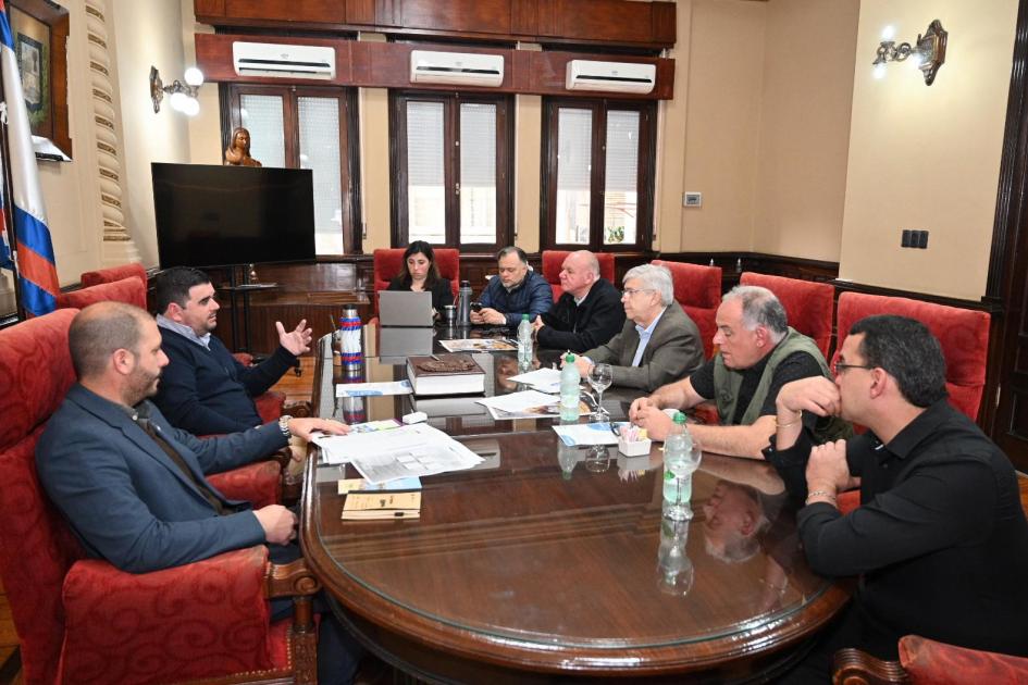 Min. Viera, dir. nal. Roque Baudean y subsecretario MIEM, W. Verri, reunidos con intendente Olivera