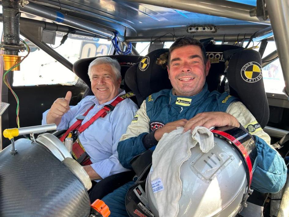 Ministro Tabaré Viera junto el piloto Eddy Mion en el el Polideportivo “Ciudad de Mercedes”