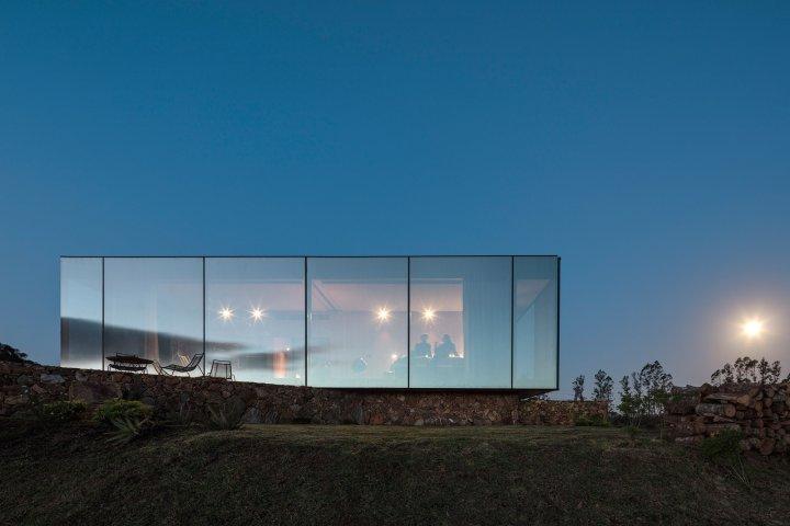 Fotografía: Leonardo Finotti Vista del hotel durante la noche sobre piedra en medio de la sierra