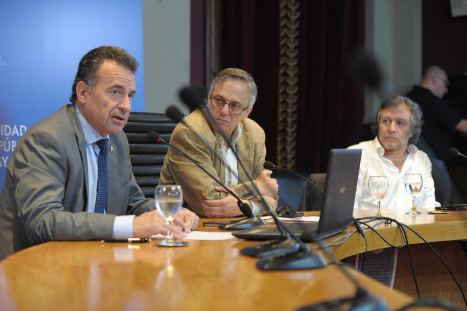 Ministro Salinas, rector de la UDELAR Arim y director ejectutivo del Instituto Pasteur en conferencia de prensa