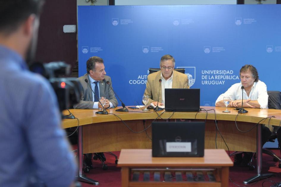 Ministro Salinas, rector de la UDELAR Arim y director ejectutivo del Instituto Pasteur en conferencia de prensa