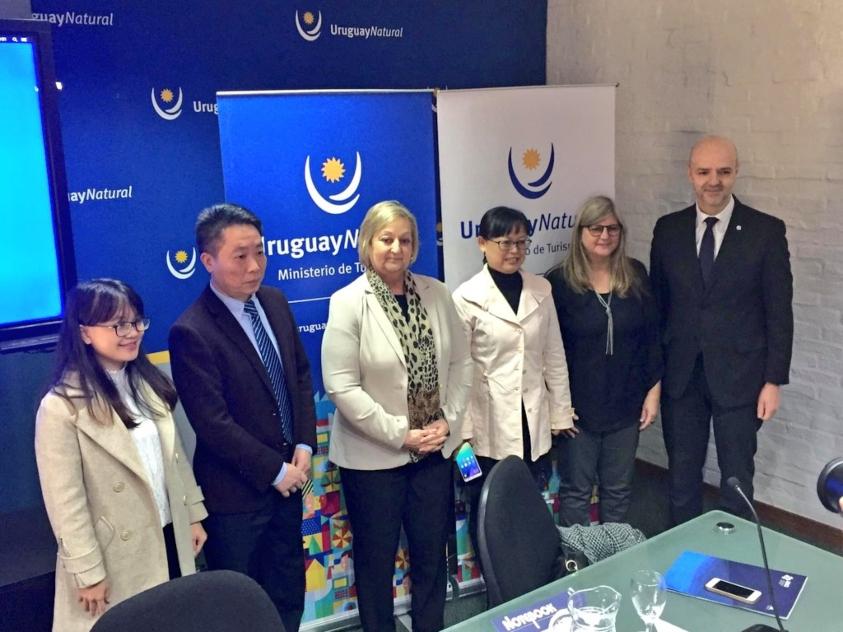 Apertura del seminario Apertura del seminario con Traductora Shi Dong Mei, investigador asociado de Hainan Zhenyu Lei, ministra Liliam Kechichian y la directora de AUCI, Andrea Vignolo
