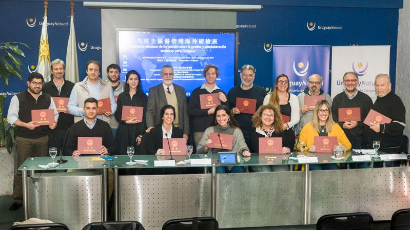 Entrega de certificados a los participantes Entrega de certificados a los participantes