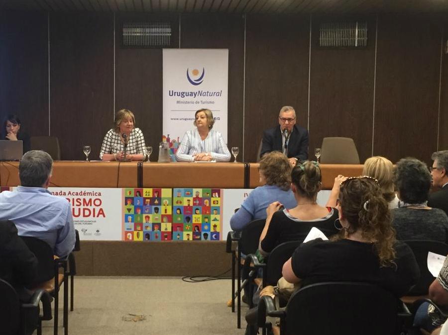 El turismo se estudia 2018 La Ministra de turismo dirigiéndose a los participantes de la jornada