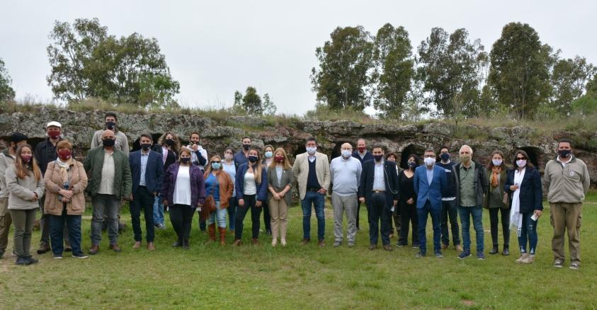 Autoridades, agencias, medios y funcionarios posando para la foto en Grutas del Palacio