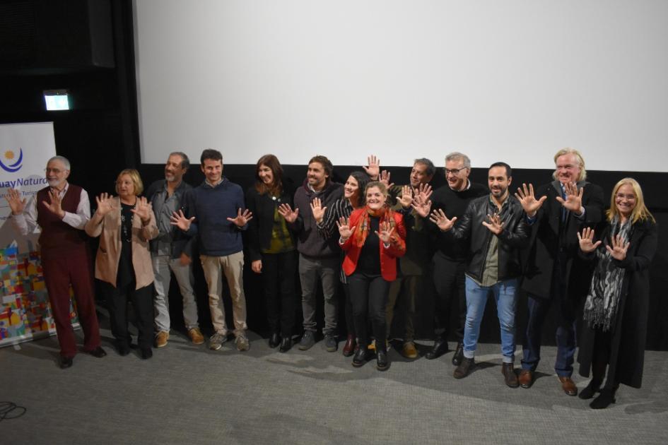 Benjamín Liberoff, Liliam Kechichian y equipo de UruguayNatural.tv Autoridades y equipo de UruguayNatural.tv indicando los 10 años con sus manos