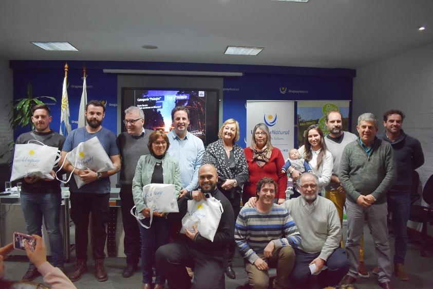 Ceremonia entrega de premios Autoridades presentes en el lanzamiento junto a los ganadores del concurso.
