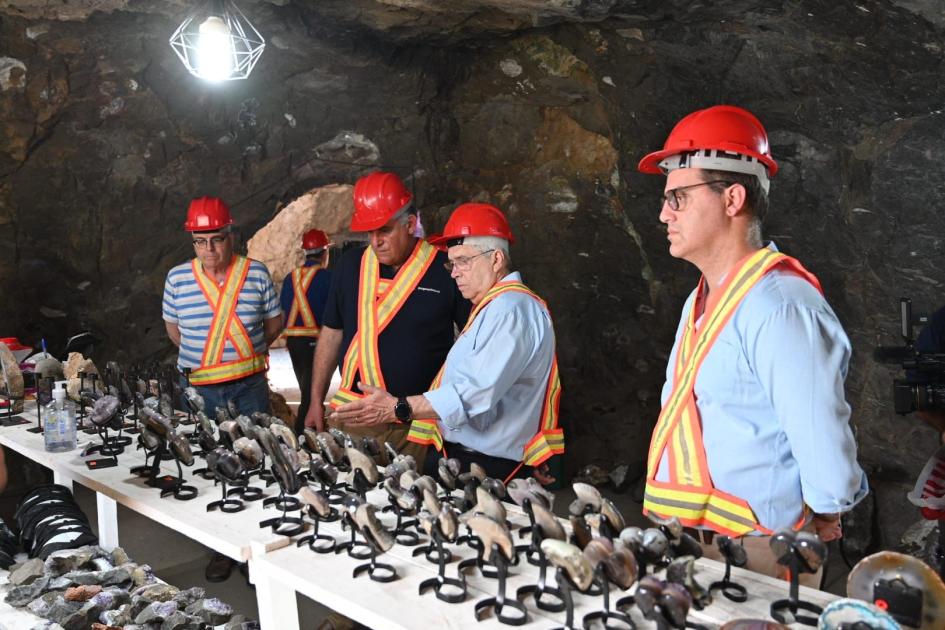 Autoridades del Ministerio de Turismo, en su visita al Tour Minero, en la zona del Catalá, Artigas 