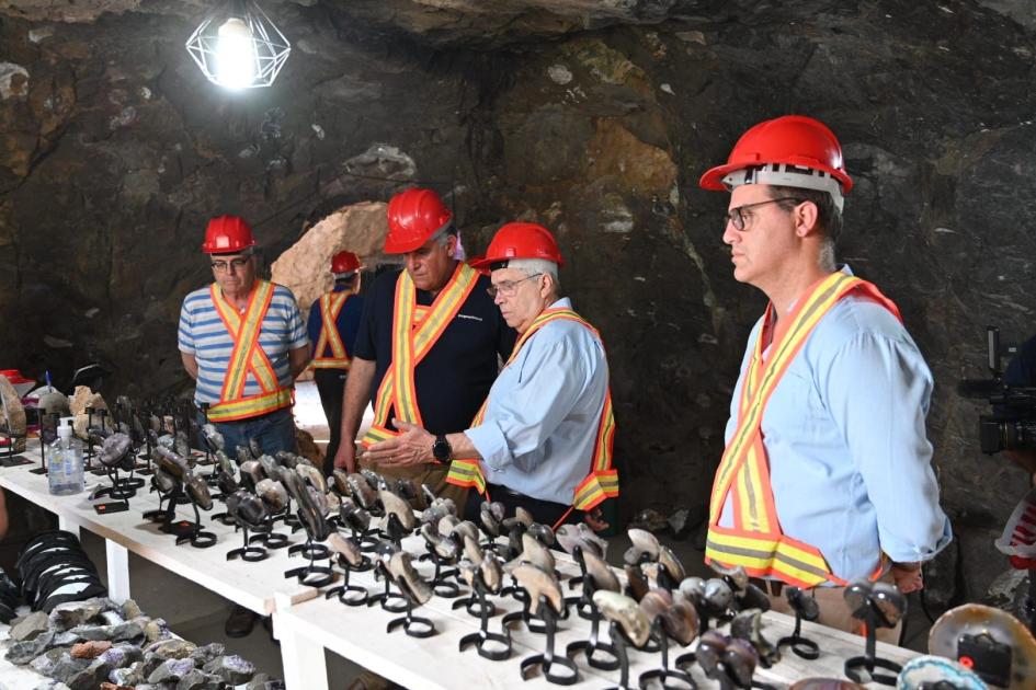 Autoridades del Ministerio de Turismo, en su visita al Tour Minero, en la zona del Catalá, Artigas Autoridades del Ministerio de Turismo, en su visita al Tour Minero, en la zona del Catalá, Artigas