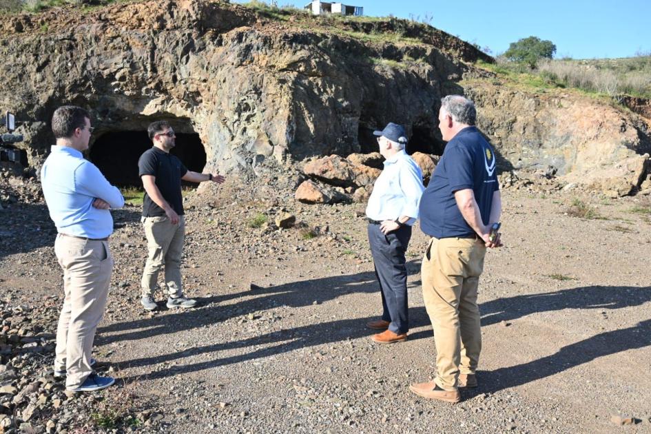 Autoridades del Ministerio de Turismo, en su visita al Tour Minero, en la zona del Catalá, Artigas 