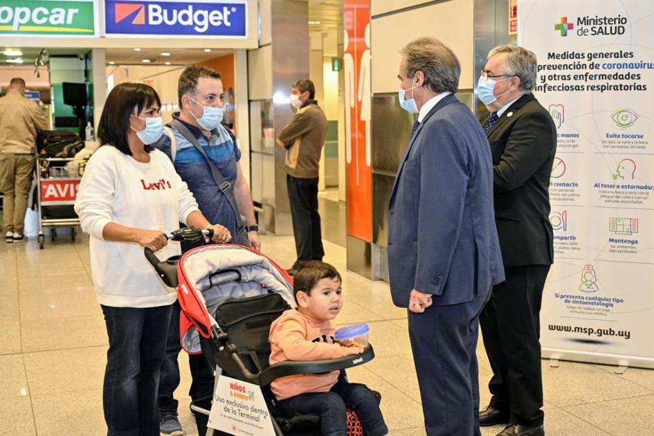 Subsecretario Remo Monzeglio, recibió a los primeros turistas tras apertura de fronteras, en el Aeropuerto de Carrasco Subsecretario Remo Monzeglio, recibió a los primeros turistas tras la apertura de fronteras