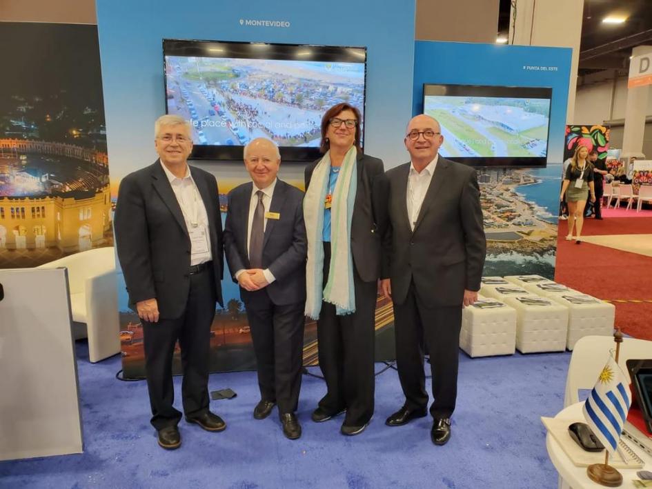 Ministro Tabaré Viera, asesor Arnaldo Nardone, Pte. IMEX, Ray Bloom y Dir. Ejecutiva Carina Bauer. Ministro Tabaré Viera, asesor Arnaldo Nardone, Pte. IMEX, Ray Bloom y Dir. Ejecutiva Carina Bauer.