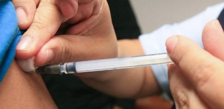 Vacunas Personal de salud vacuna a un sujeto