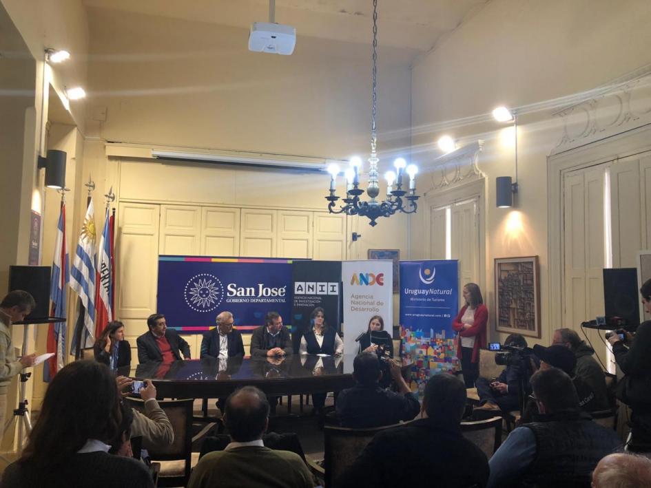 Mesa de autoridades durante el día del lanzamiento Sala completa con mesa de autoridades durante el lanzamiento del concurso