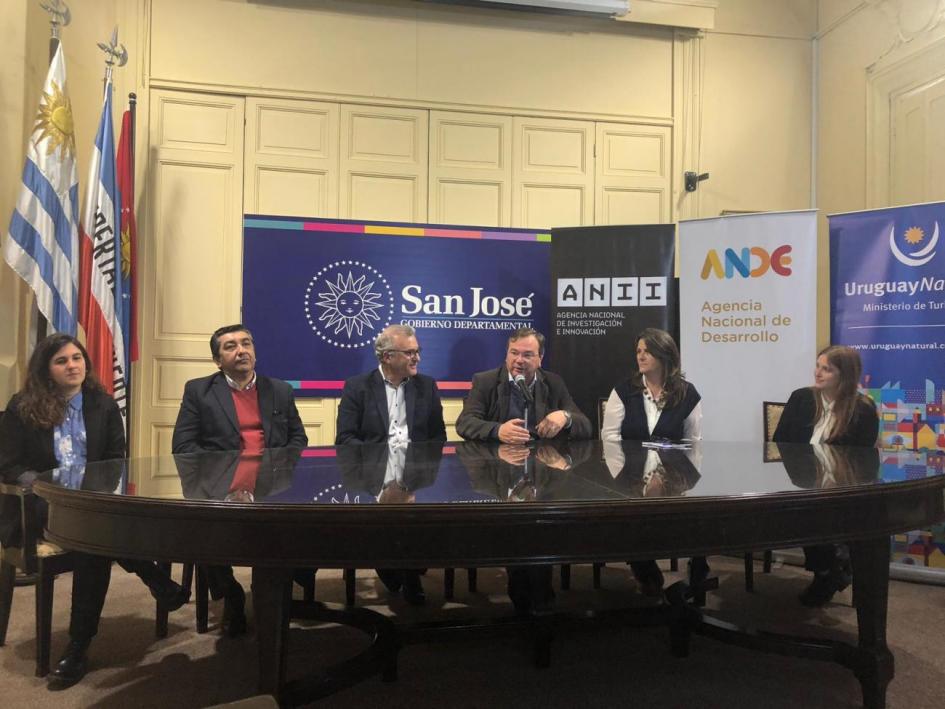 Lanzamiento Mesa de autoridades en lanzamiento