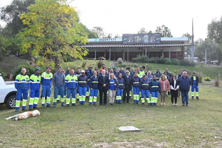 Autoridades junto a funcionarios municipales que realizaron reciclaje del Edificio "La Rotonda"