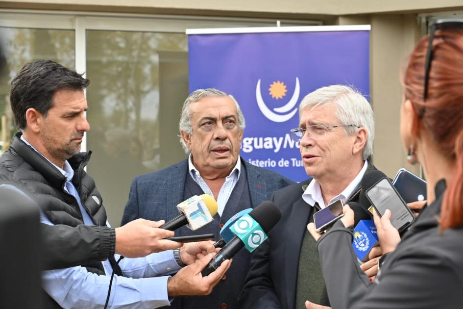 Ministro de Turismo Tabaré Viera e intendente de Río Negro, Omar Lafluf, en rueda de prensa Ministro de Turismo Tabaré Viera e intendente de Río Negro, Omar Lafluf, en rueda de prensa