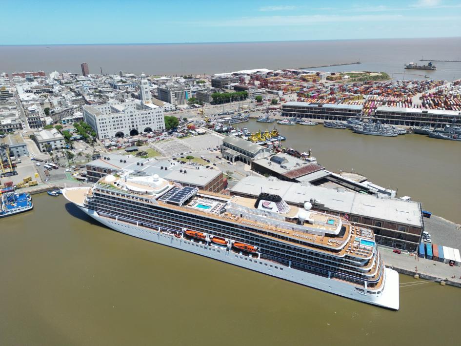 Buque Viking Jupiter en Puerto de Montevideo Buque Viking Jupiter en Puerto de Montevideo