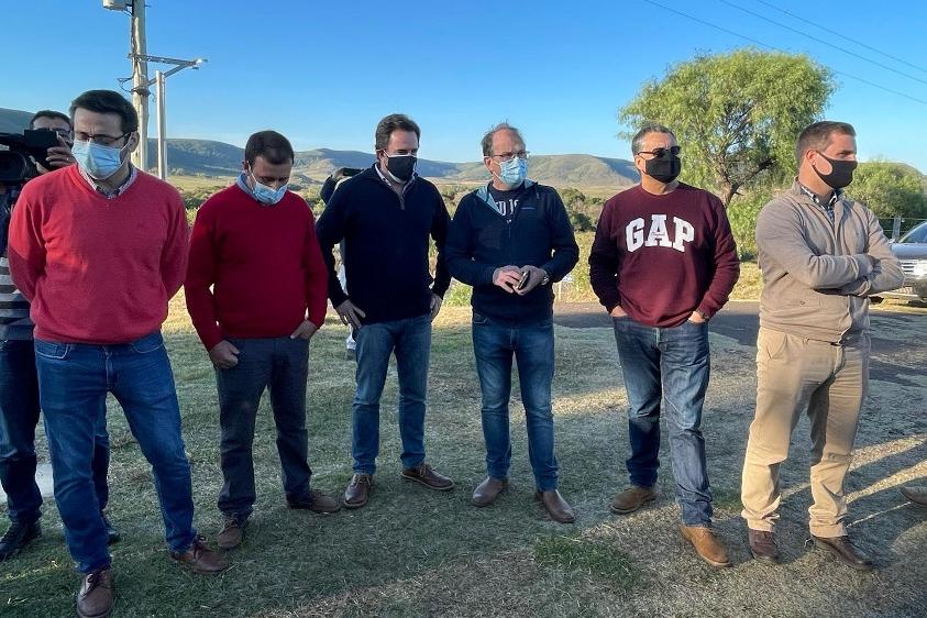 Ministro Germán Cardoso, intendente de Rivera, Richard Sander y equipos en Valle del Lunarejo