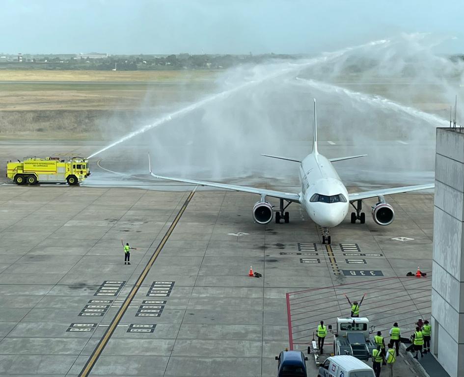 Llegada de vuelo inaugural de Jetsmart al Aeropuerto de Carrasco