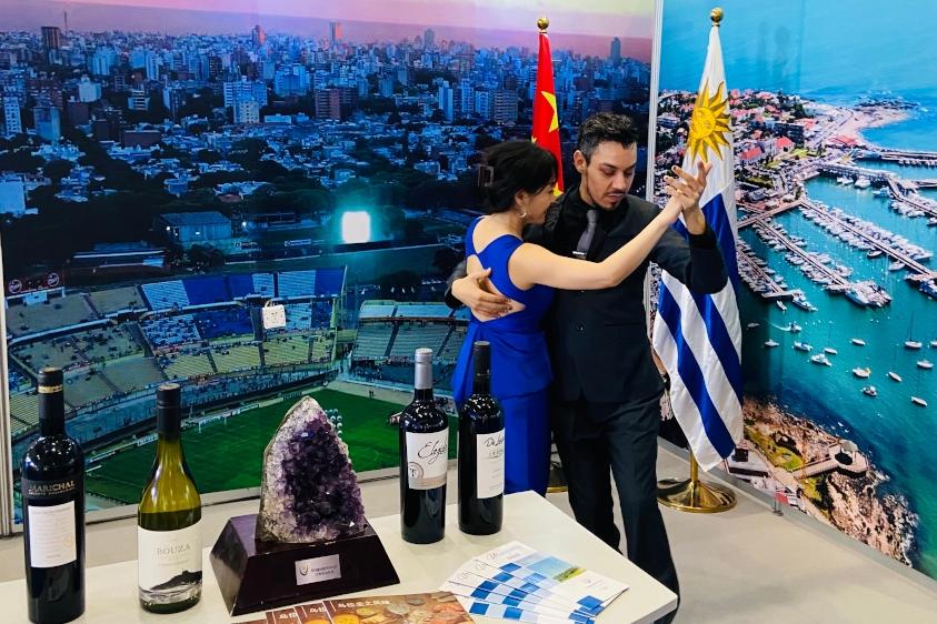 Presentación de tango en stand de Uruguay, por parte de profesores y bailarines de la escuela de tango Love Milonga Club Presentación de tango en stand de Uruguay, de la escuela de tango Love Milonga Club