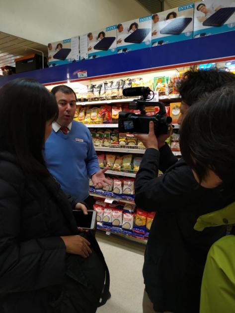Periodistas de Akita TV visitando Tienda Inglesa, en Montevideo Shopping.