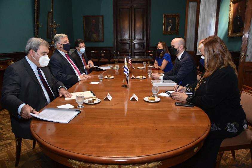 Canciller Francisco Bustillo, reunido con Juan González, Julie Chung y Jennifer Savage